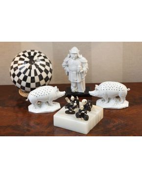 862-Lote de cinco piezas decorativas; samurai. pareja de palilleros en porcelana portuguesa blanca en forma de cerdito. cuatro figuras orientales en mader