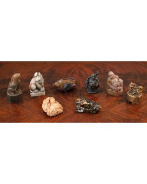 829-Lote de ocho piezas orientales en piedras. madera. hueso y marfil. Diferentes motivos tallados de animales y budas.
