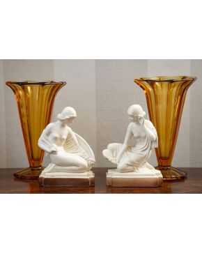 1321-Conjunto Art Decó formado por: dos jarrones de cristal ahumado de sección octogonal. y dos figuras femeninas en loza blanca. Principios s. XX.
