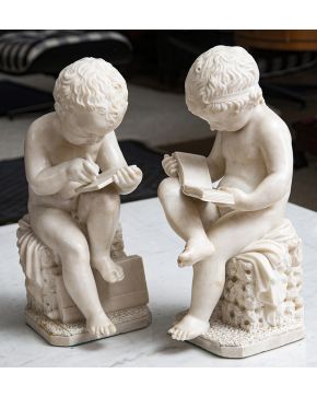 1329-Pareja de niños clásicos leyendo y escribiendo en mármol blanco tallado.