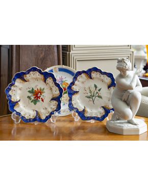 634-Lote de cuatro piezas del s. XIX-XX compuesto por: dama clásica en biscuit y tres platos en porcelana esmaltada con decoración de flores. dos de ellos