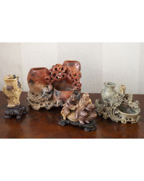 798-Lote en piedra jabón formado por cuatro piezas. exquisitamente talladas con decoracion vegetal y figuras. Algunas peanas en madera.