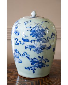 921-Tibor con tapa en porcelana china. Dinastía Ching (1862-1874). En color celadón con objetos simbólicos y flores en azul. Tapa consolidada. Con certifi