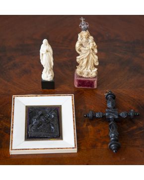 1157-Lote de cuatro piezas religiosas en hueso y ébano: dos pequeñas vírgenes ( una Virgen de Lourdes. la otra hispanofilipina del s. XVII) con sus peanas.