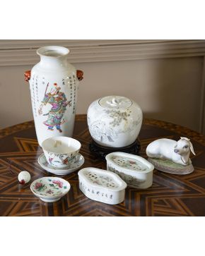 771-Lote en porcelana china de fondo blanco compuesta por piezas variadas: jarrón. tibor. jaboneras. tacita y buey de Lladró.
