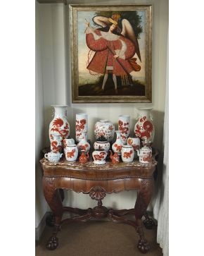 822-Pareja de jarrones altos en porcelana china bicolor con decoración de dragones esmaltados. Sobre peanas en madera. Marcas en la base. 