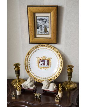 711-Variado lote formado por plato decorativo de Tiffany & Co en porcelana con escena clásica (consolidado). pareja de candeleros y pareja de miños músi