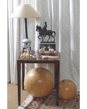 840-Conjunto de siete piezas de marfil Art Decó. c. 1930: Dos esferas. 3 servilleteros. caja con decoración helicoidal y bote redondo con tapa. y 2 objeto