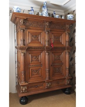 929-Gran armario estilo holandés en madera de roble tallada en su color.