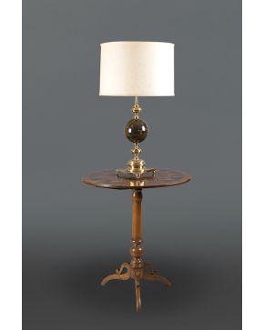 640-Original lámpara de sobremesa con fuste esférico simulando mármol.