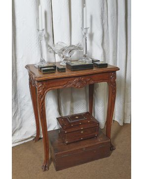 1014-Mesa estilo Luis XV en madera de roble tallada en su color. Venera central y patas terminadas en garra.