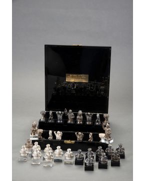 1319-Original juego de ajedrez de plata en su estuche.