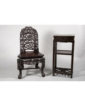 878-Lote de dos muebles orientales compuesto por mesita auxiliar de tres alturas y silla con profusa labor de talla.