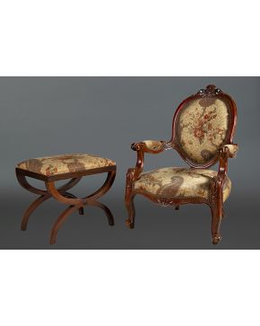 525-Juego de silla con banqueta en madera tallada y tapicería floral. 