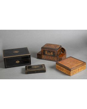 546-Lote de escritorio portátil y caja antigua en madera tallada con marquetería formando motivos a candelieri. Con llave. 