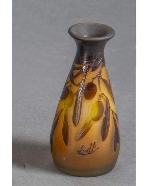 744-Exquisito jarrón de Gallé en vidrio tallado al camafeo con decoración de ramitas de olivo en tonos verdes. 
