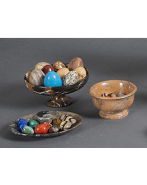 538-Decorativo juego de piedras duras formado por huevos. piedras y tres recipientes.