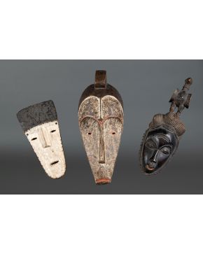 1372-Lote de tres máscaras africanas en madera. s. XX. Probablemente Gabón.