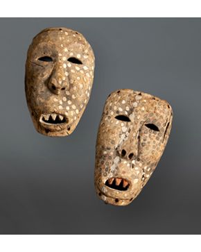 1367-Lote de dos máscaras africanas en madera tallada con toques de policromía. Mali. s. XX.