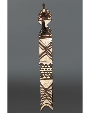 1374-Máscara Bwa. en madera tallada y policromada en blanca y rojo. Burkina Faso. s. XX.