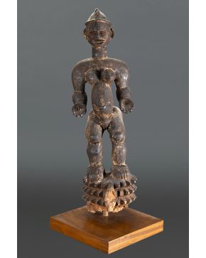 1370-Figura antropomorfa. en madera tallada. Níger.