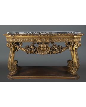 1117-Consola estilo barroco en madera tallada y dorada. s. XIX. Faldón con gran guirnalda frontal con venera central y patas en forma de tornapunta. Sobre 