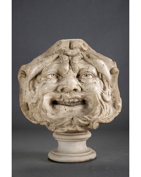 1339-Lote de dos decorativos mascarones grotescos estilo clásico: uno sobre peana asociada y el segundo en bronce.