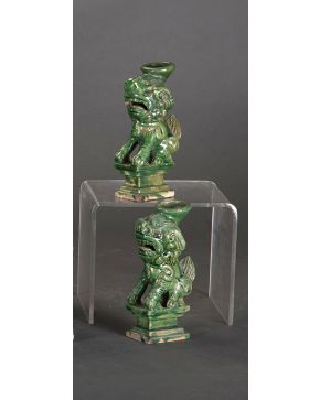 831-Pareja de pebeteros en cerámica oriental verde en forma de quimeras.