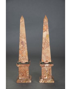 518-Elegante pareja de obeliscos en mármol rosa veteado con tortugas en la base. 