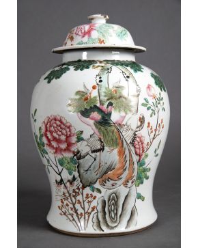 832-Tibor con tapa chino antiguo en porcelana con decoración de aves en árbol. flores y motivos epigráficos. 