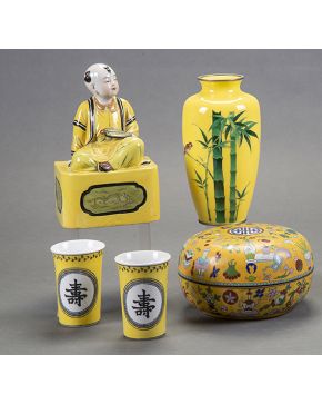 759-Lote oriental en porcelana y esmalte formado por: jarrón. caja con tapa. 2 vasitos y niño con pai pai.