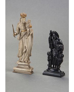 1152-Lote formado por dos figuras religiosas: Virgen con niño. posiblemente Italia. s. XVIII. Y apóstol Santiago con peregrinos en azabache. 