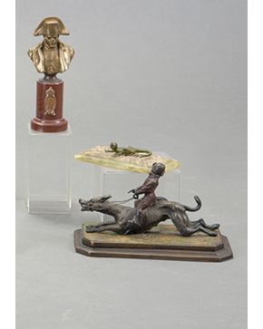 505-Lote de tres figuras en bronce. Austria. c. 1900: busto de Napoleón firmado H. Müller (Hans Müller. 1873-1937). y dos animales con esmaltes al frío.