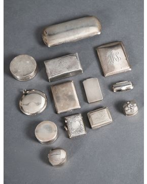 512-Lote de 13 objetos en plata y plateado formado por diversas cajitas. tarjeteros. pastilleros y portalentes. 