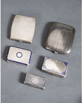 513-Exquisito lote en plata formado por 5 pitilleras y cajas con aplicaciones de esmalte en azul cobalto. 