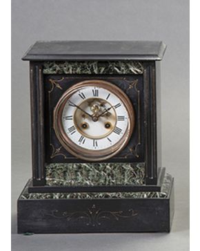 988-Reloj de sobremesa. Francia. s. XIX. en mármol negro y verde veteado. 
