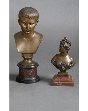 575-Lote de dos bustos en bronce pavonado con peanas en mármol. 