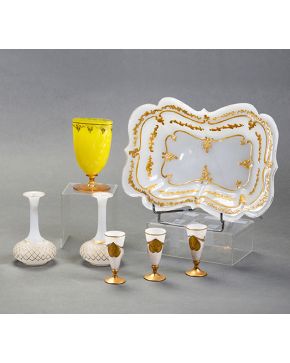 1166-Lote en cristal y opalina del siglo XIX formado por: bandeja. pareja de jarrones. 3 vasos y jarrón alto.