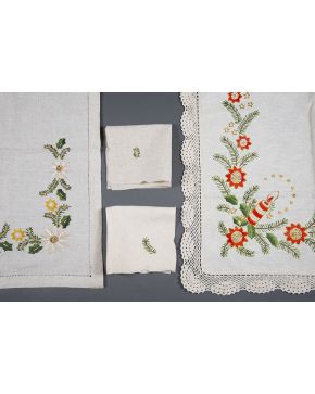 1334-Mantelería de Navidad. en lino rústico color natural bordado a mano en color con puntilla elaborada a mano. Con 12 servilletas a juego. 
