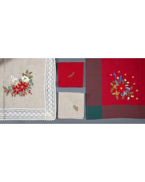1335-Mantelería de Navidad. en lino rústico color tostado bordada a mano en color con puntilla elaborada a mano. Con 16 servilletas a juego.