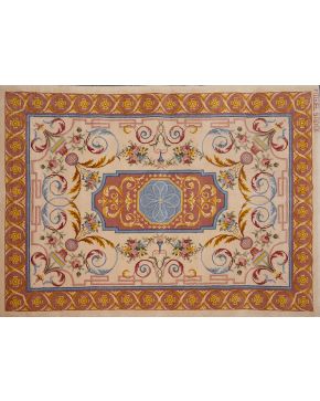 585-Elegante alfombra en lana de nudo español. diseño Savonnerie. con marcas de Miguel Stuyck. Decoración de jarrones con flores y florón central. Sobre c