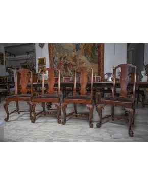 588-Juego de 10 sillas estilo Reina Ana en madera de caoba patinada. 