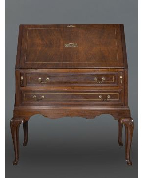 555-Mueble escritorio estilo inglés en madera tallada con tapa abatable. dos cajones y patas cabriolé. Gavetas al interior. Con llave. 