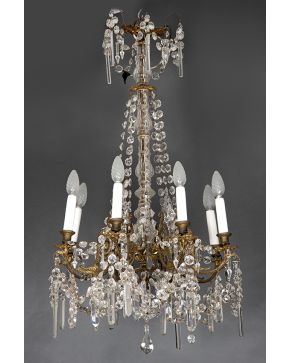 1105-Lámpara de techo de 8 luces en cristal y bronce con decoración de cuentas. prismas facetados y gota colgante. C. 1900.