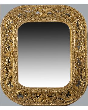 1071-Decorativo y gran espejo con marco en madera tallada. s. XIX.
