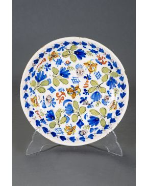 1259-Decorativo plato en cerámica de Manises. s. XIX.
