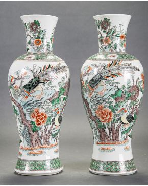 774-Pareja de jarrones en porcelana china. s. XX.