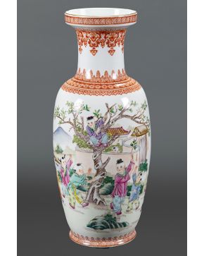769-Gran jarrón en porcelana china. mediados s. XX.