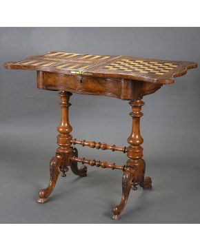 548-Mesa de juego en madera de raíz. Al interior. en marquetería. backgammon y damero.