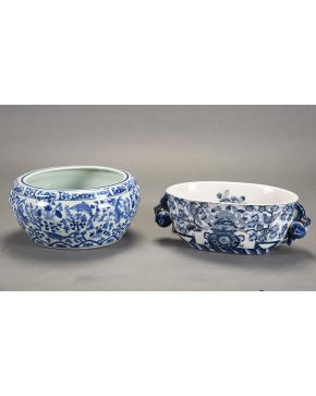 782-Lote en porcelana oriental azul y blanco. Formado por pecera circular y macetero oval con asas. Marcas en la base. 